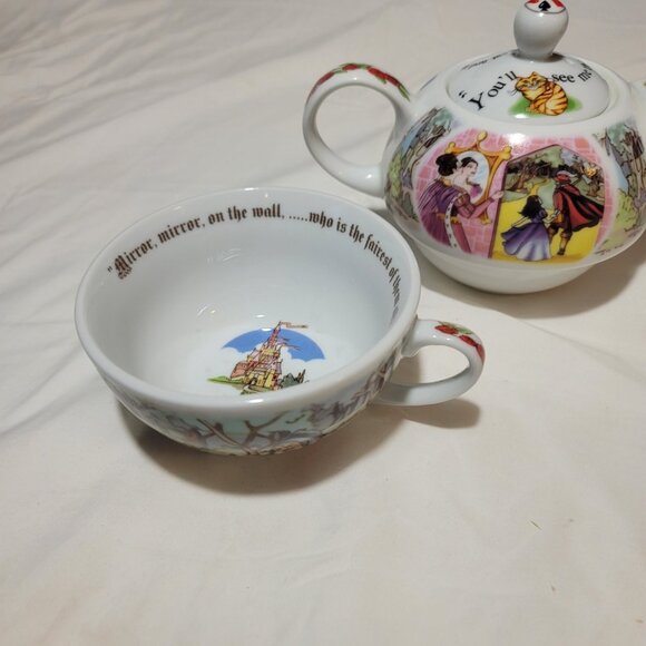 Paul Cardew Design England 2012 - Snow White Poisoned Apple Porcelain Teapot - Picture 4 of 13